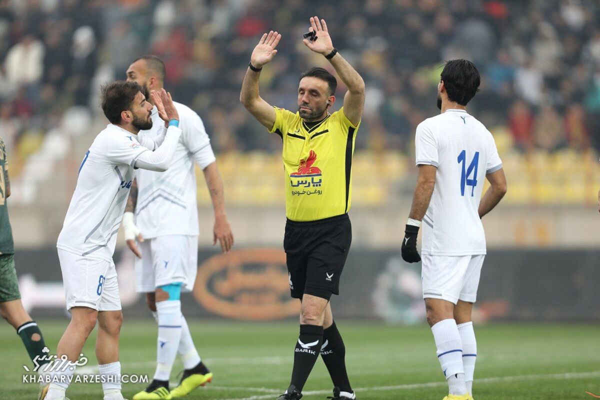 اعتراض شدید استقلالیها به خطای پنالتی روی مهران احمدی +فیلم اعتراض شدید استقلالیها به خطای پنالتی روی مهران احمدی +فیلم