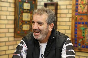پروین بی منفعت روی دیوار کسی یادگاری نمی نویسد!
