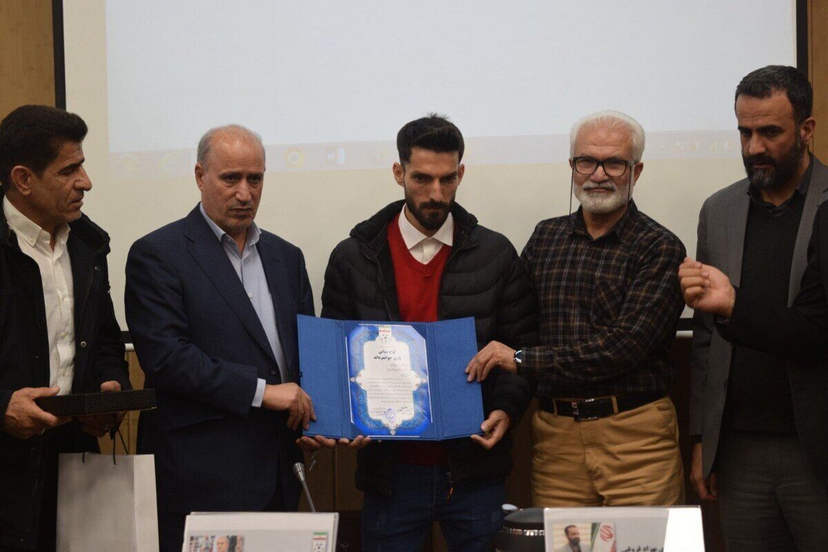 مهدی تاج از بازیکن جوانمرد فوتبال ایران تجلیل کرد مهدی تاج از بازیکن جوانمرد فوتبال ایران تجلیل کرد