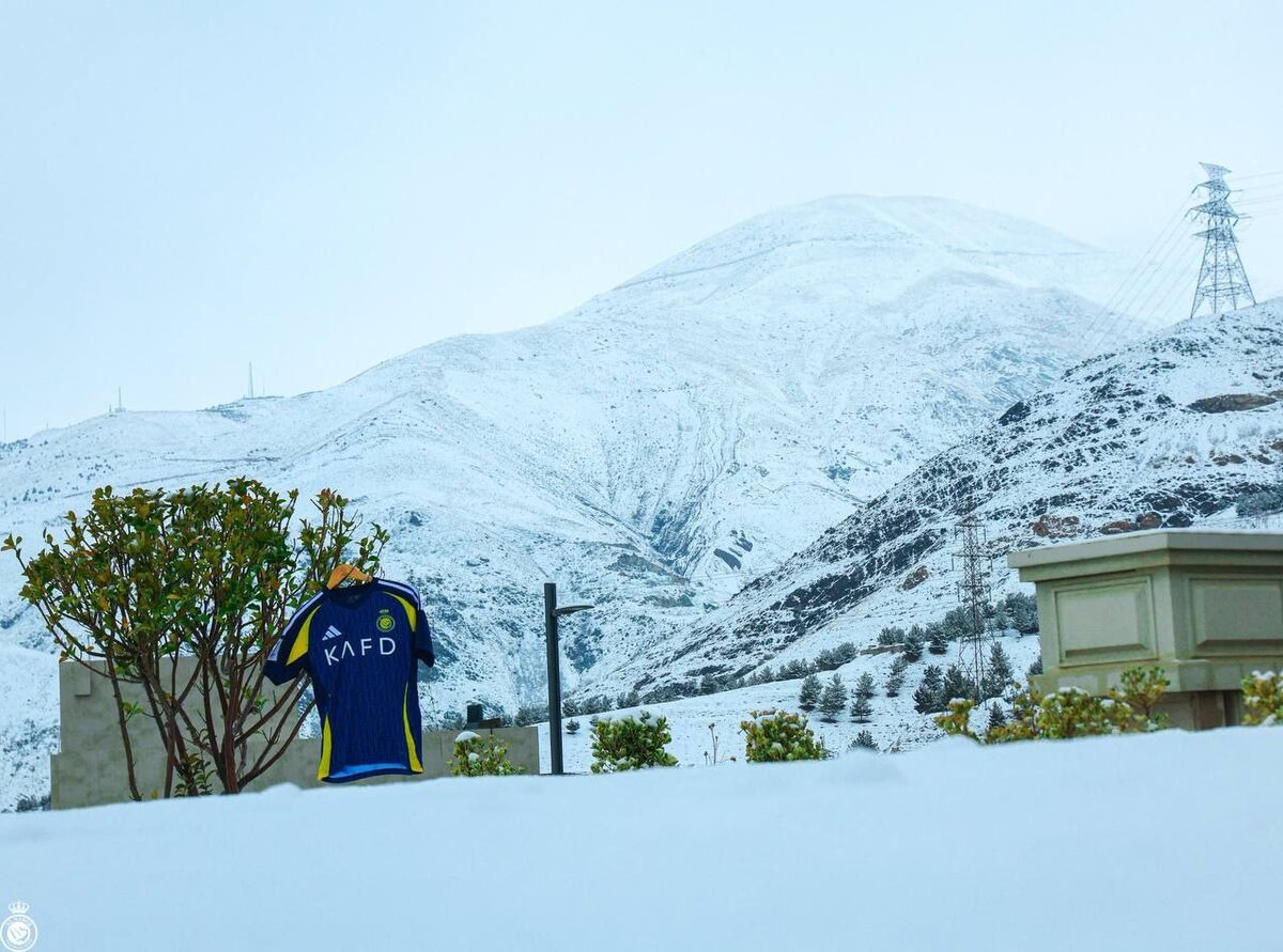 استفاده النصر از ویو برفی تهران/ رونمایی جالب عربستانیها از پیراهن دوم در فضای باز! +عکس