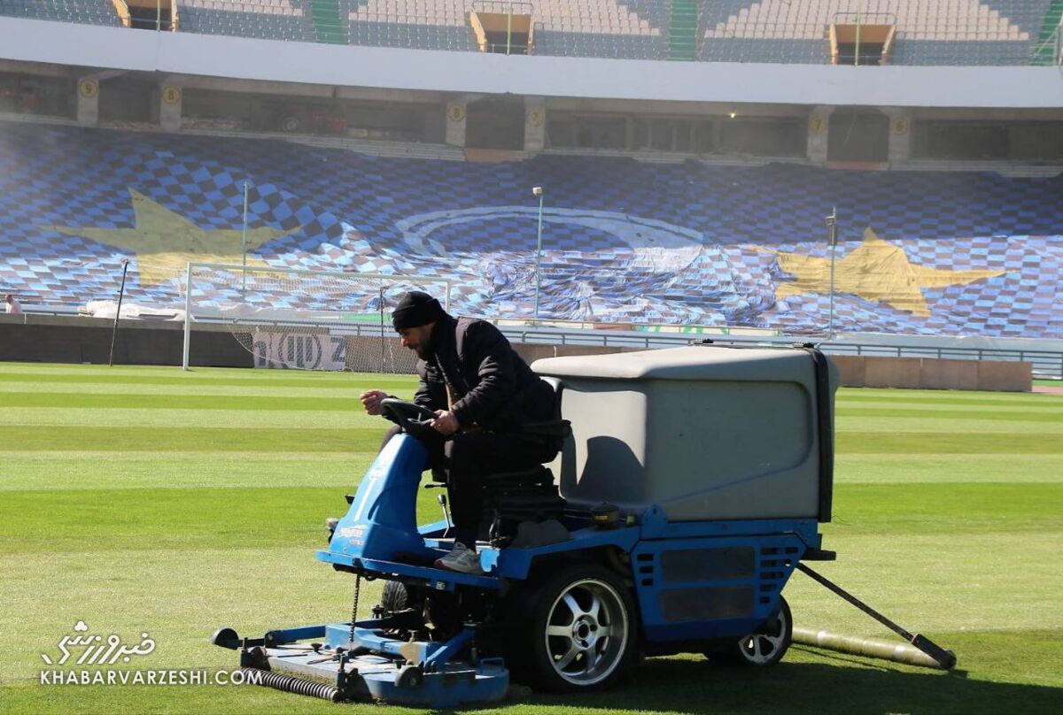 رانندگی روی چمن ورزشگاه آزادی قبل از دربی/ پرچمها پیش از هواداران وارد ورزشگاه شدند +عکس