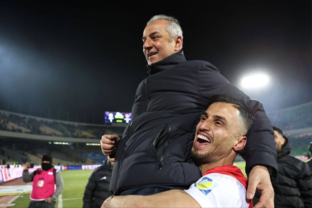 استقلالیها ناراحتند، یک لیوان آب بخورند!/ همین داور سر پرسپولیس را بریده اما میگویند پرسپولیسی است!/ حتما مجری تلویزیون استقلالی است که عذرخواهی کرده!