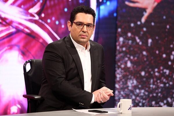 استقلالیها ناراحتند، یک لیوان آب بخورند!/ همین داور سر پرسپولیس را بریده اما میگویند پرسپولیسی است!/ حتما مجری تلویزیون استقلالی است که عذرخواهی کرده!