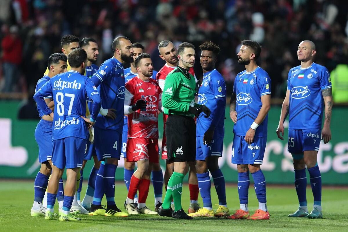 استقلالیها ناراحتند، یک لیوان آب بخورند!/ همین داور سر پرسپولیس را بریده اما میگویند پرسپولیسی است!/ حتما مجری تلویزیون استقلالی است که عذرخواهی کرده!