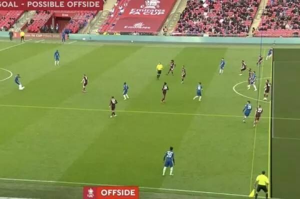 یک عکس قابل تامل؛ صحنه پنالتی پرسپولیس در انگلیس آفساید اعلام میشد!