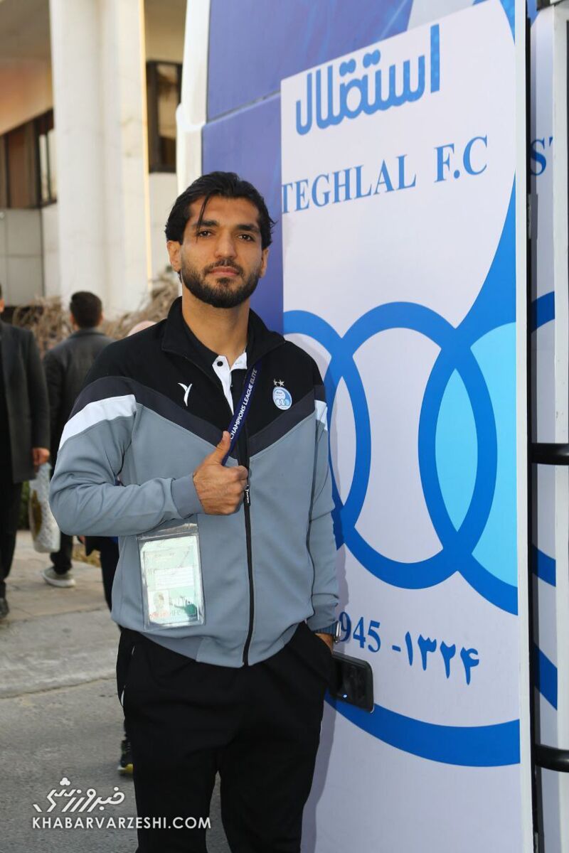 عکس یادگاری ستارههای استقلال با اتوبوس جدید باشگاه