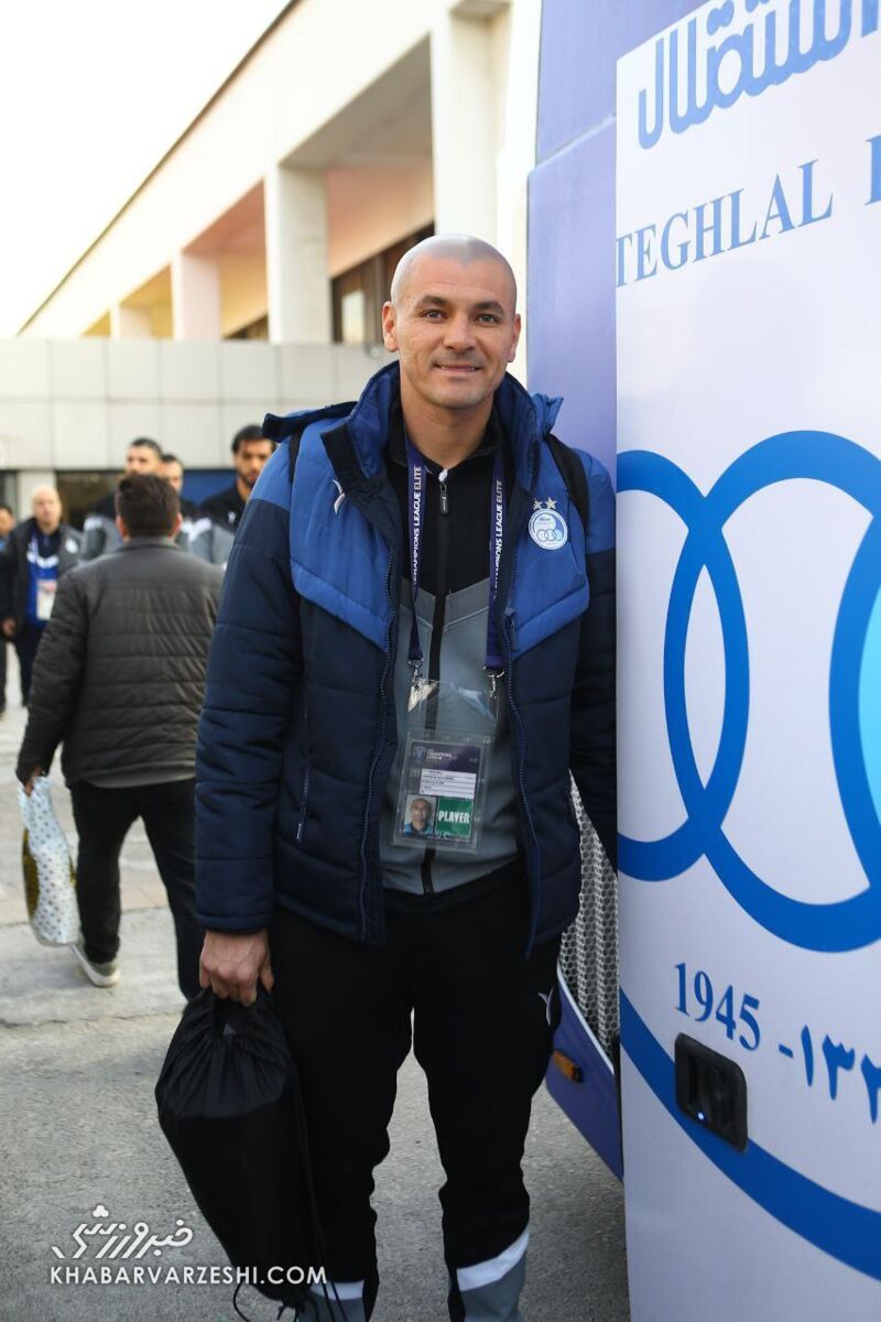 عکس یادگاری ستارههای استقلال با اتوبوس جدید باشگاه