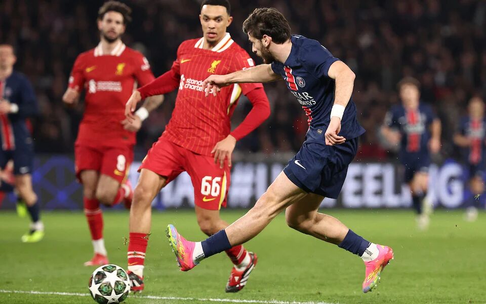 فرار میلیمتری لیورپول با کمک VAR +عکس فرار میلیمتری لیورپول با کمک VAR +عکس