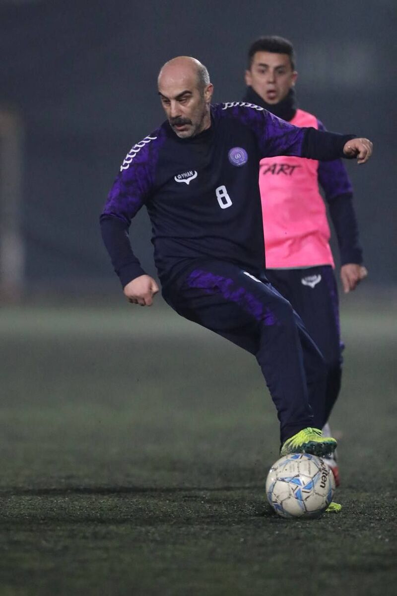 بازیکن اسبق پرسپولیس نقی معمولی را پا به توپ کرد! / هنرپیشه طرفدار استقلال در جمع سرخابیها پنالتی زد/ سریال پایتخت در جمع فوتبالیستها کلید خورد! + عکس