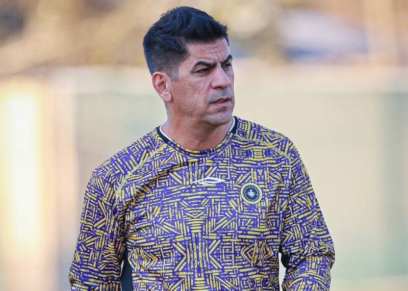 خدا به مربی سپاهان رحم کرد/ هشدار؛ فیلم صحنه برخورد سر دستیار کارترون به پیست تارتان خدا به مربی سپاهان رحم کرد/ هشدار؛ فیلم صحنه برخورد سر دستیار کارترون به پیست تارتان