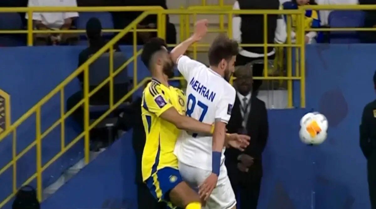 فوری: کار بازیکن حریف استقلال به اتاق عمل کشیده شد فوری: کار بازیکن حریف استقلال به اتاق عمل کشیده شد