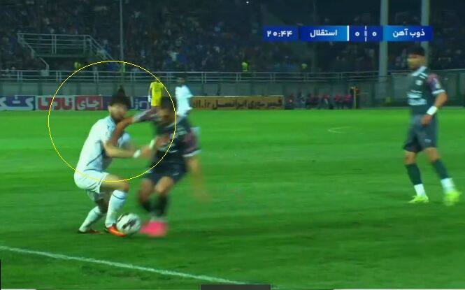 ضربه آرنج بازیکن ذوبآهن به چانه، بینی و گردن ماشاریپوف +فیلم و عکس