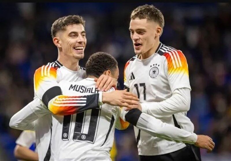 رونمایی از پیراهن ۱۲۵ سالگی تیم ملی آلمان رونمایی از پیراهن ۱۲۵ سالگی تیم ملی آلمان