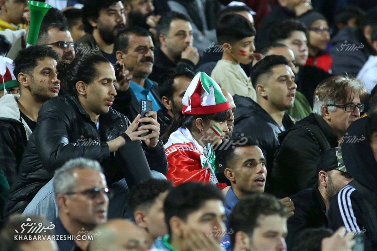 دختر شنل به دوش در جایگاه آقایان استادیوم آزادی +عکس