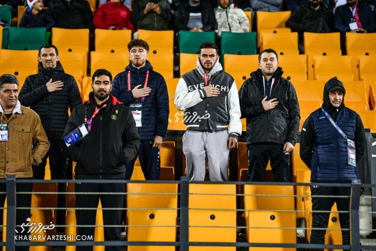 ادای احترام ستاره پرسپولیس به سرود ملی ازبکستان روی سکوهای آزادی / اورونوف خیال هواداران پرسپولیس را راحت کرد +عکس