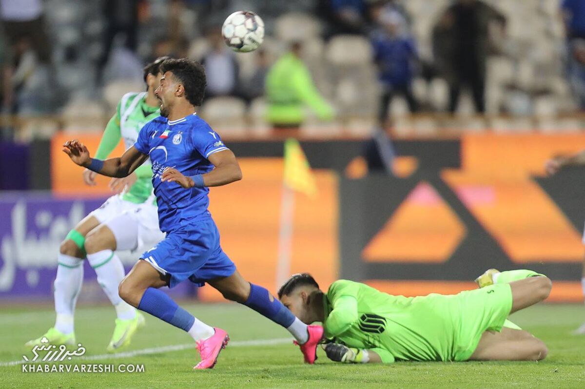 صحنه مشکوک به پنالتی استقلال/ فریم به فریم لحظه برخورد رامین رضاییان و دروازهبان خیبر +تصاویر