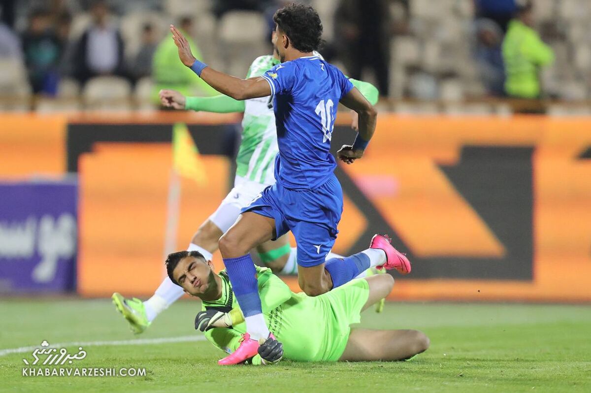 صحنه مشکوک به پنالتی استقلال/ فریم به فریم لحظه برخورد رامین رضاییان و دروازهبان خیبر +تصاویر