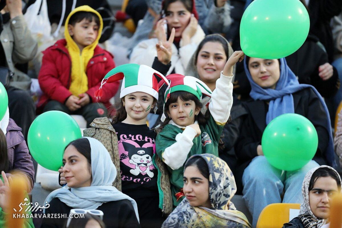 تصاویر بانوان هوادار پرسپولیس و شمس آذر از لنز دوربین خبرورزشی