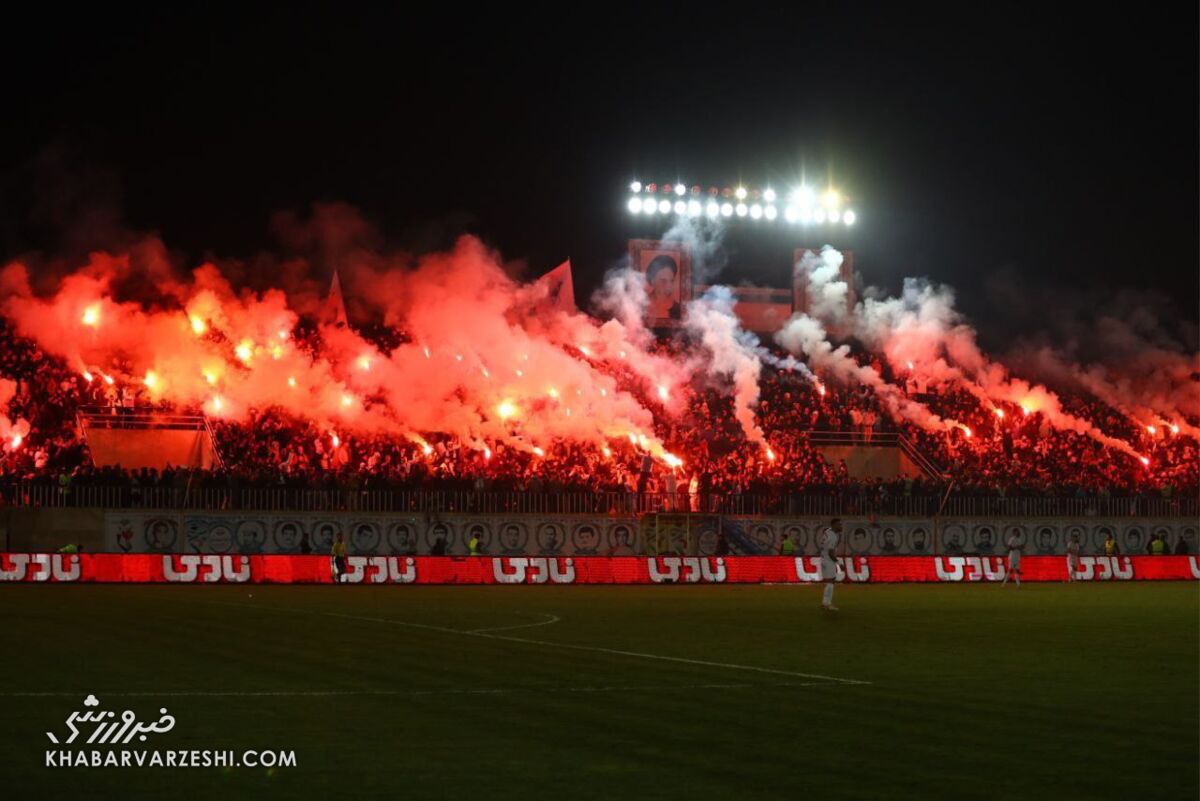 هواداران تراکتور با یک آتشبازی زیبا به استقبال قهرمانی رفتند +فیلم هواداران تراکتور با یک آتشبازی زیبا به استقبال قهرمانی رفتند +فیلم