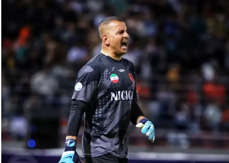 دروازهبان مس به داوری بازی آرسنال معترض شد دروازهبان مس به داوری بازی آرسنال معترض شد