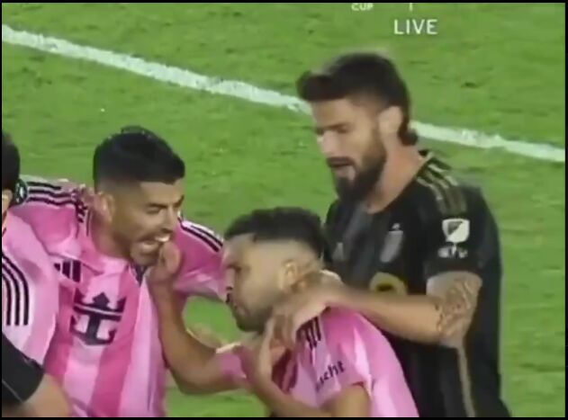 سوارز بازهم گاز گرفت!