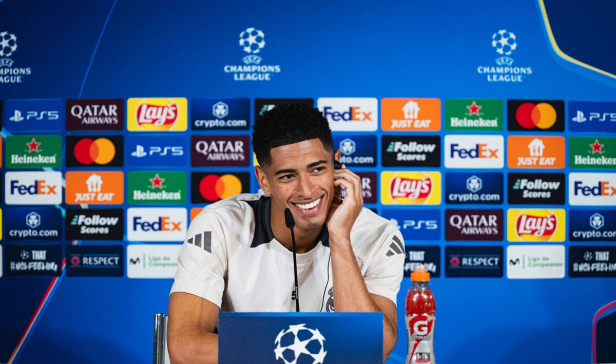 جود بلینگهام با دمپاییهای آدیداس وارد نشست خبری شد: رمونتادا! جود بلینگهام با دمپاییهای آدیداس وارد نشست خبری شد: رمونتادا!