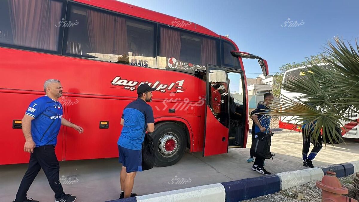 استقلال را سوار اتوبوس عجیب کردند! + عکس