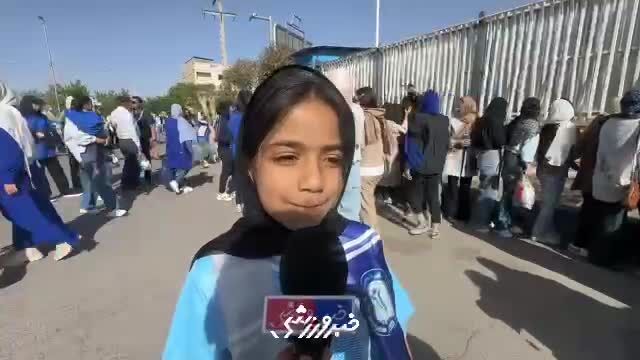 درخواست بامزه دختر گلگهری از بازیکنان تیم ملی: برای دختران سیرجانی زمین فوتبال بسازن! درخواست بامزه دختر گلگهری از بازیکنان تیم ملی: برای دختران سیرجانی زمین فوتبال بسازن!