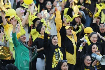اعتراض سپاهان به حضور «مشوق آقا» بین هواداران زن پرسپولیس +فیلم