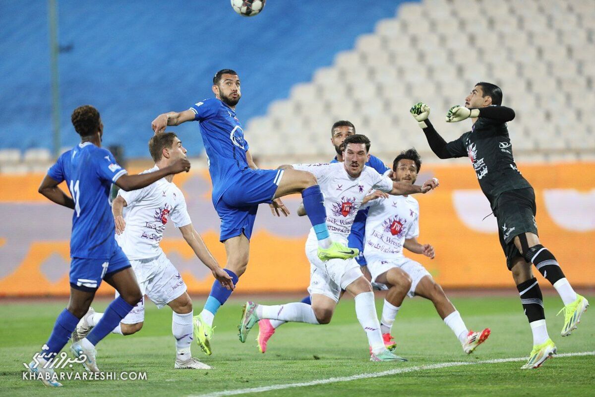 خجالتآور است یک بازیکن ۴۰ کیلویی بعد از ۸۰ متر به استقلال گل میزند/ عدهای با شوآف دنبال توجیه عملکردشان هستند/ سکوهای خالی آزادی حالم را بد کرد!