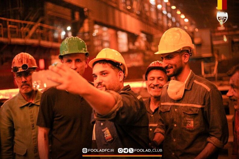 در آستانه بازی حساس با صدرنشین؛ سرمربی پرسپولیسی به دیدار کارگران کارخانه رفت