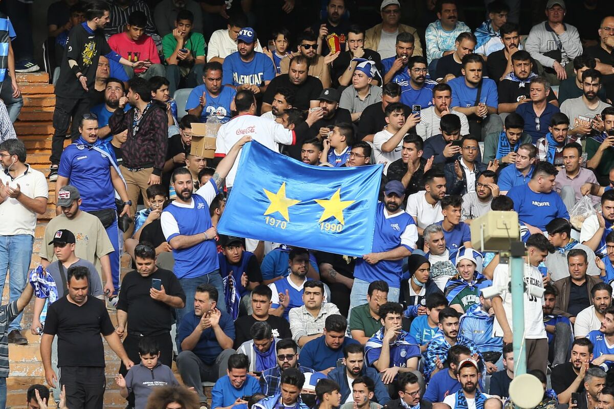 باز شدن پرچم بزرگ استقلال با شعار «عالیجناب ایران» روی سکوهای آزادی +فیلم باز شدن پرچم بزرگ استقلال با شعار «عالیجناب ایران» روی سکوهای آزادی +فیلم