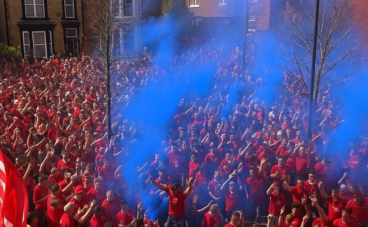 اقدام باورنکردنی یک هوادار آبی برای خراب کردن جشن قهرمانی قرمزها! اقدام باورنکردنی یک هوادار آبی برای خراب کردن جشن قهرمانی قرمزها!