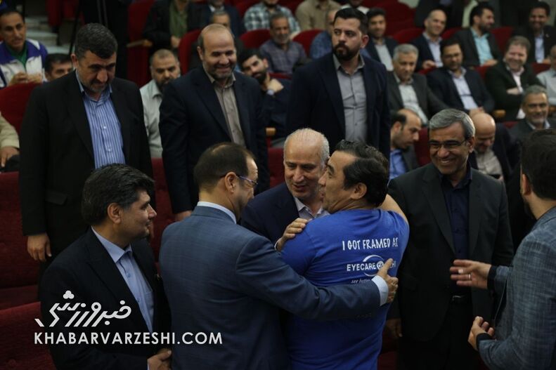 چه کسی مهدی تاج و خداداد عزیزی را آشتی داد/ بوسه عزیزی به گونه آقای رییس + عکس چه کسی مهدی تاج و خداداد عزیزی را آشتی داد/ بوسه عزیزی به گونه آقای رییس + عکس