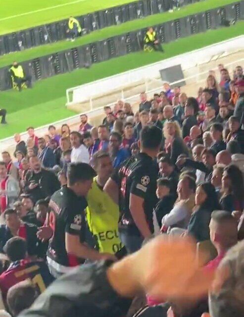 اخراج هواداران رئالی از سوی بارسایی ها