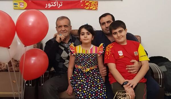 تصویر جشن تراکتوری رییس جمهور خبر ساز شد؛ ماجرای کیک تولد و پرچم تراکتور در عکس پزشکیان!