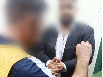 لحظه دستبند زدن به ضارب افشین پیروانی +عکس
