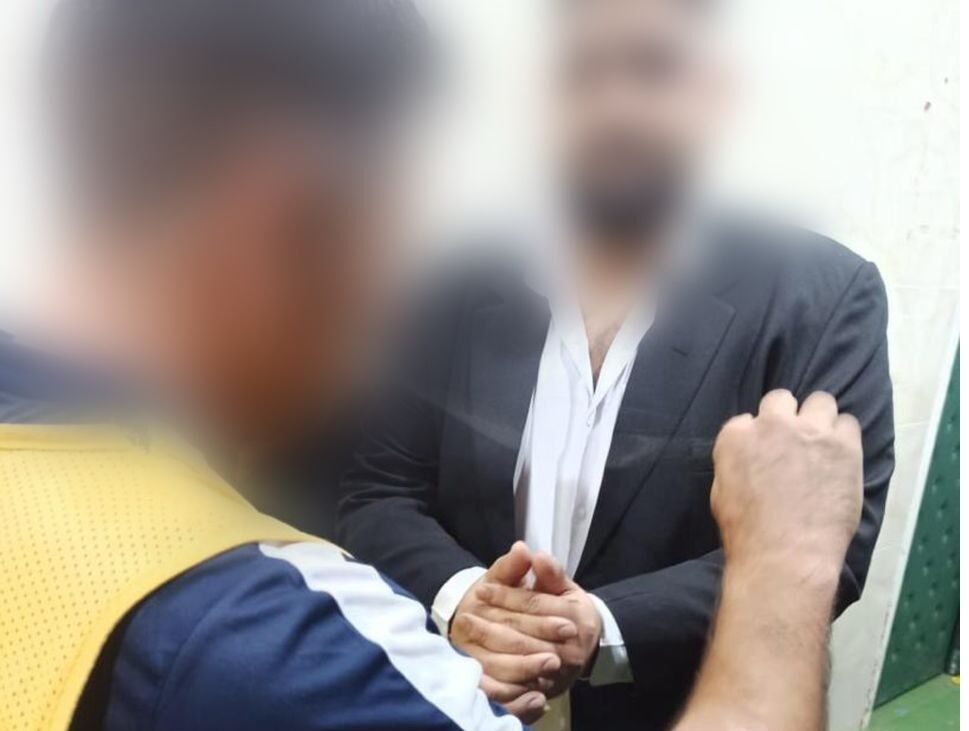 لحظه دستبند زدن به ضارب افشین پیروانی +عکس