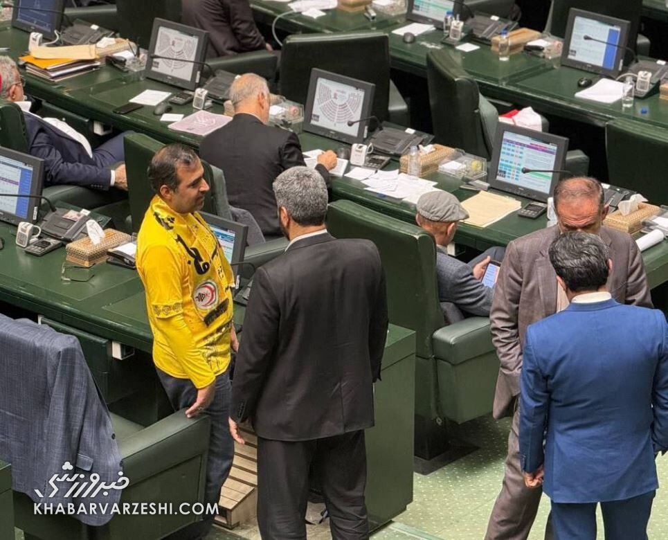 پیراهن تیم لیگ برتری وسط صحن علنی مجلس +عکس