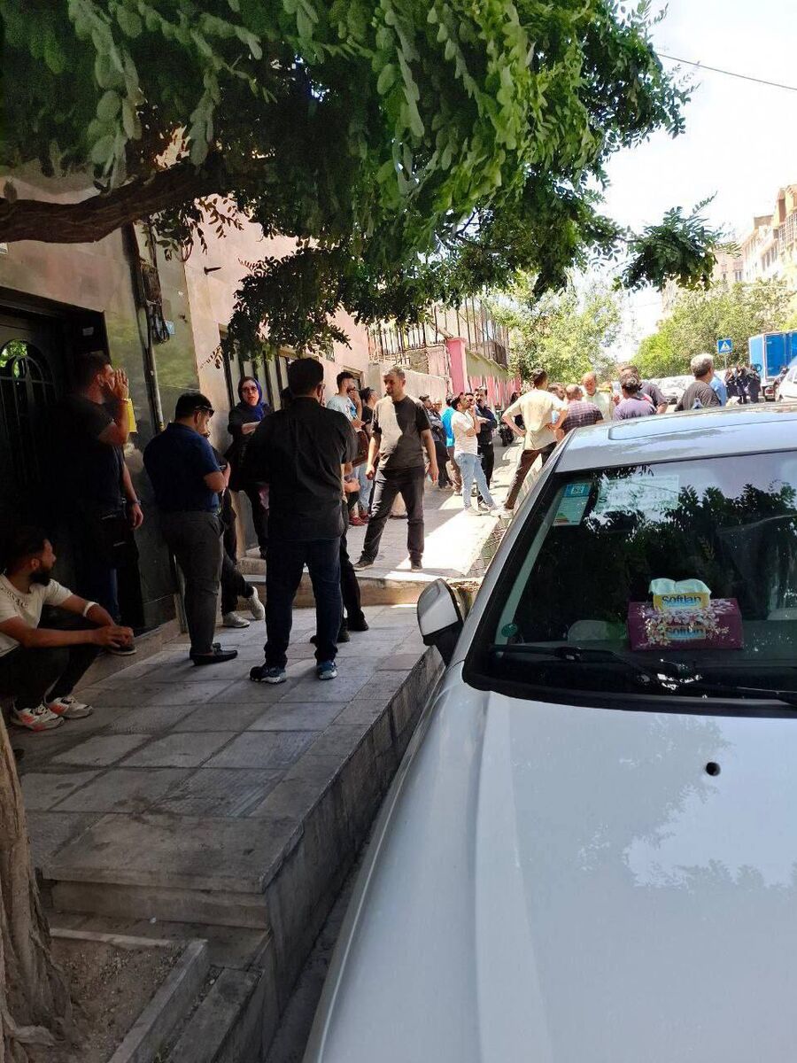 تجمع جلوی در باشگاه استقلال؛ بازیکن بخرید! +عکس