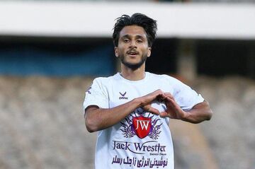 فوری؛ پدیده لیگ، عکس هایش با پیراهن استقلال را پاک کرد؛ مقصد احتمالی، پرسپولیس!