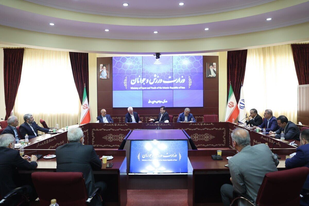 نشست وزیر ورزش با مدیران سرخابی و مهدی تاج برگزار شد