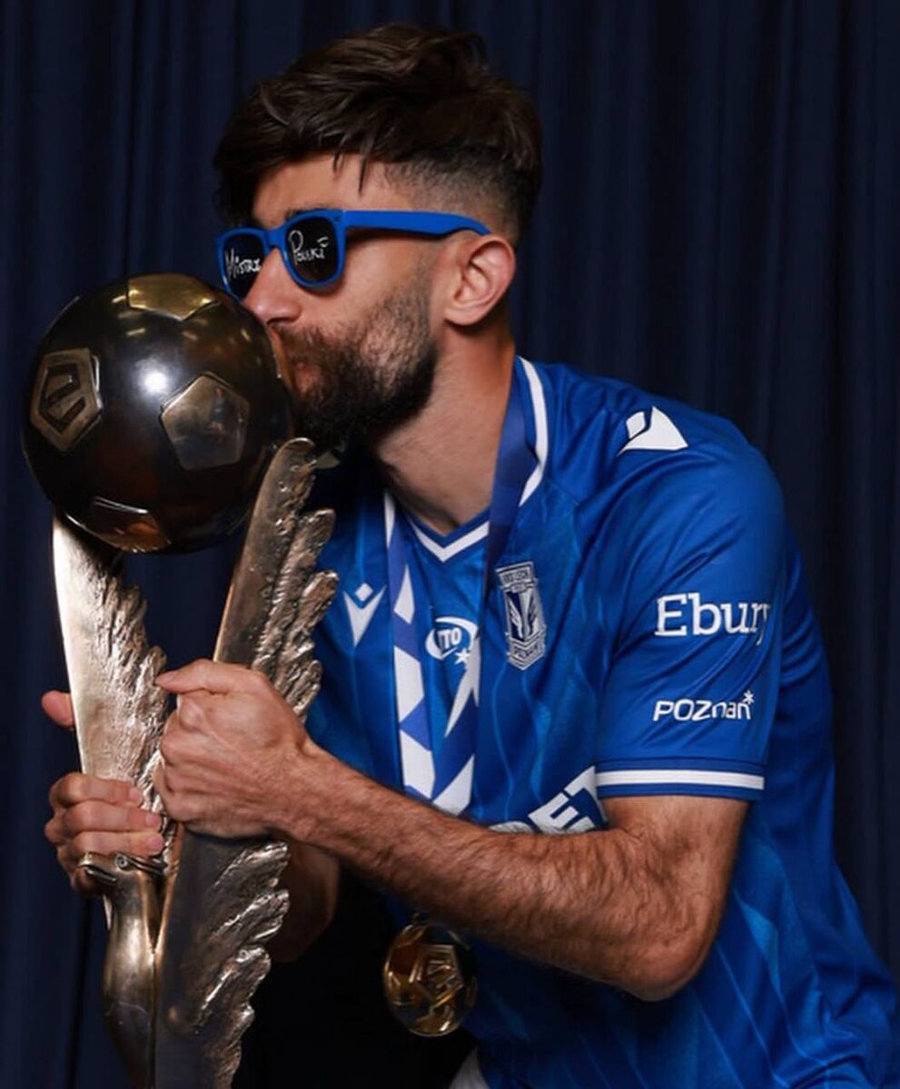 بوسه قلیزاده بر جام قهرمانی لهستان +عکس