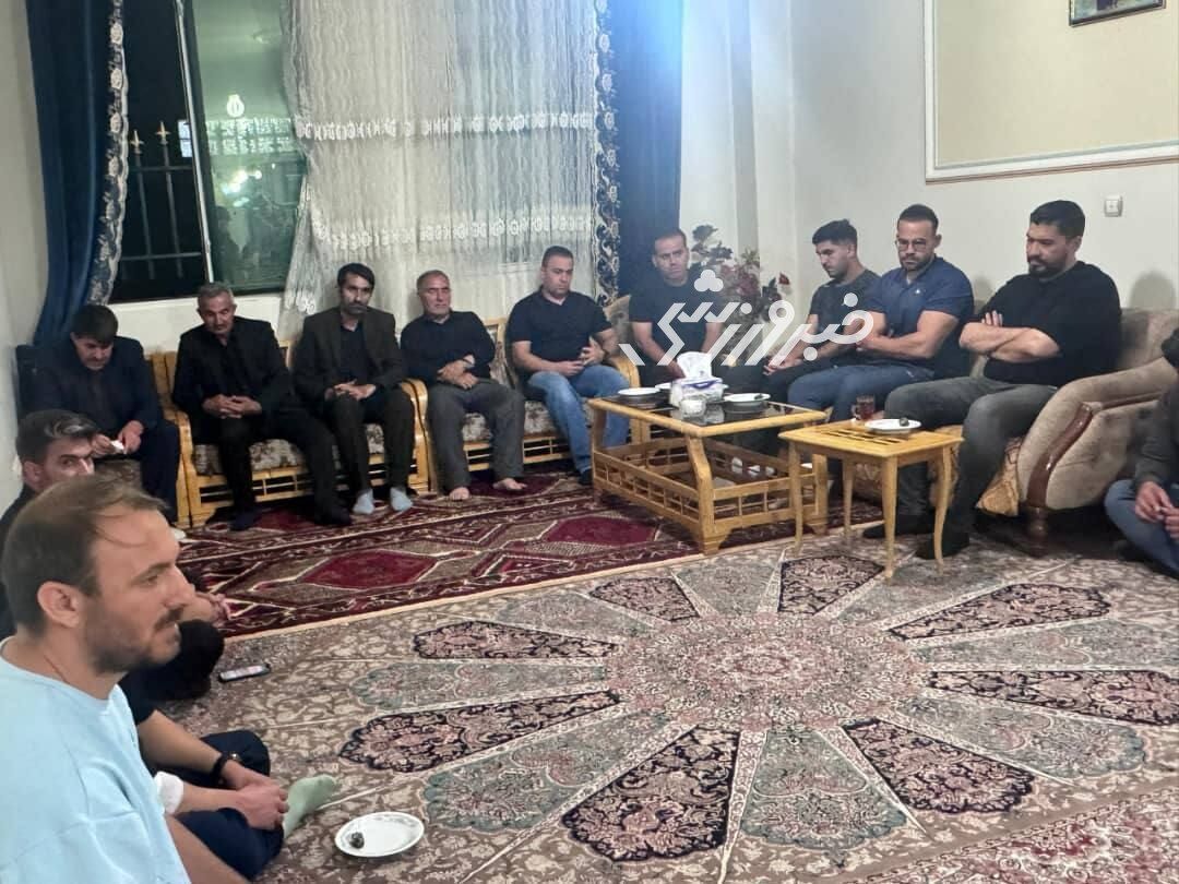 حضور بازیکن پرسپولیس در منزل الهه حسین نژاد + تصاویر حضور بازیکن پرسپولیس در منزل الهه حسین نژاد + تصاویر