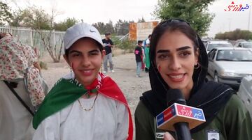دختران یزدی هوادار تیم ملی: حتما باید با امیر قلعه نویی ادامه دهیم و قهرمانی کسب کنیم!