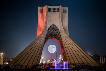 ایران وزارت جنگ رژیم صهیونیستی را زد، اسراییل برج آزادی تهران را