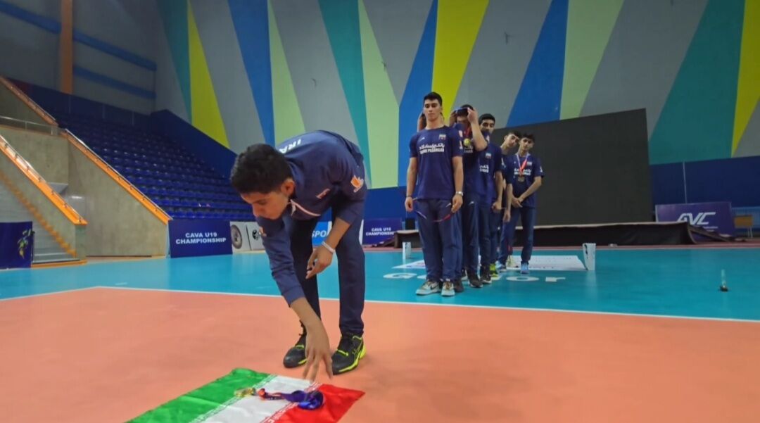 بلندقامتان ایران مدال خود را به پرچم کشور تقدیم کردند!