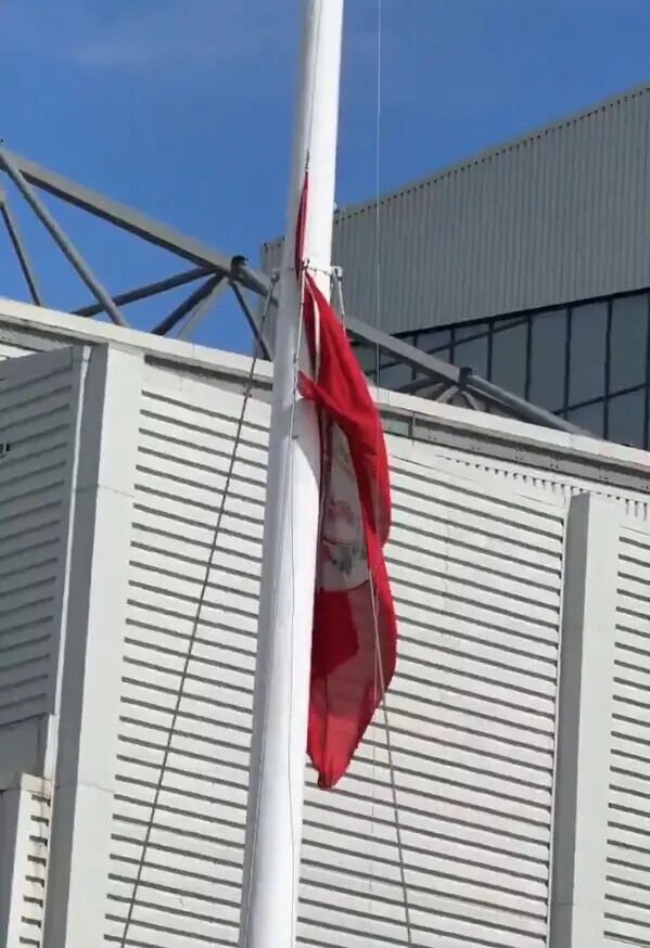 پرچمها در لیورپول نیمه برافراشته شد +عکس