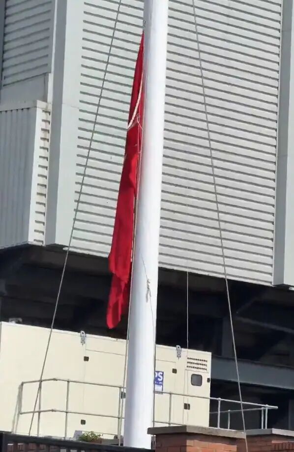 پرچمها در لیورپول نیمه برافراشته شد +عکس