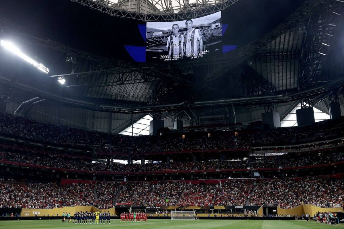 یک دقیقه سکوت پیش از آغاز بازی پاری سن ژرمن - بایرن مونیخ +عکس